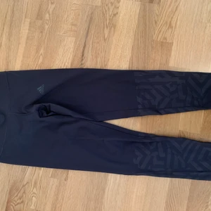 Träningstights från adidas - Svart/mörkgråa träningstights från adidas storlek XS. I super bra skick