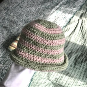 Virkad buckethat  - Sååå fin virkad buckethat/fiskarhatt I somriga pastellfärger som är så trendigt . Handgjord av 100% återvunnet material💕🍀                                             kan både posta och mötas upp💌 Pris kan diskuteras vid snabb affär                                                                   Finns mer egengjorda kläder på min sida och på instagram @lucu.studio 💗💗