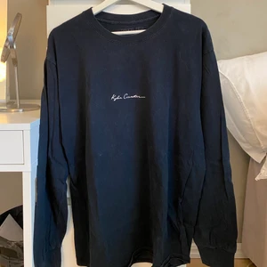 Kylie cosmetics merch - Säljer en långärmad tröja från kyle cosmetics merch. Skicka meddelande om ni undrar något🤎