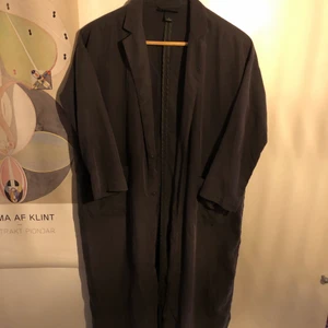 Monki - Lång tunn cape/kappa från Monki