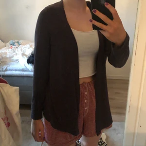 Mörk grå cardigan  - Mörk grå cardigan som är längre där fram