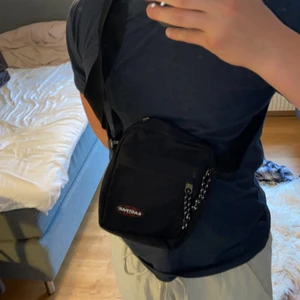 Eastpak magväska  - Köpt för ca 1 år sedan, den är använd fåtal gångernoxh är i bra skick