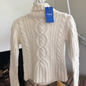 Stickad tröja  - En jätte fin vit stickad tröja som tyvärr var för liten. Det är storlek S men är väldigt liten i storleken så sitter mer som en XXS. Super fin i övrigt och är köp från sellpy, märket är Marwin Stars. 