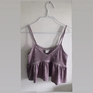 Lila topp från monki - fin topp i storlek xxs men passar också xs. Från monki