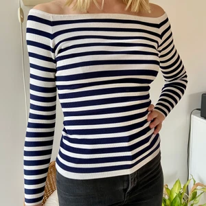 Randig off shoulder tröja  - Randig tröja från H&M i XS🖤