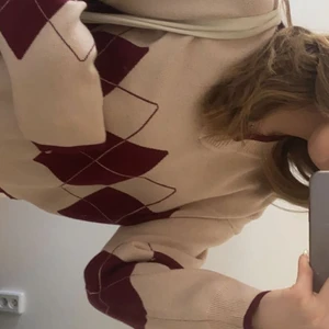 mysig stickad tröja - supermysig stickad tröja från Shein💗 Superbra kvalite som är tjockt och sticks inte. Storlek M som sitter oversized på mig (har Xs-S)💗 Helt oanvänd, nypris 229kr