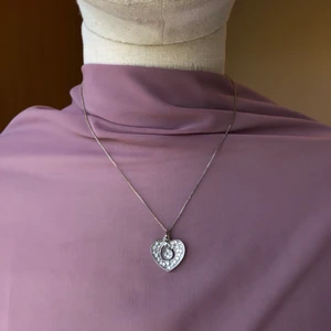 Hjärthalsband - Storrensar mina smycken, kolla in i profilen och hitta sjukt snygga & trendiga smycken, ALLT läggs ut för 30kr så fyndaaa! 