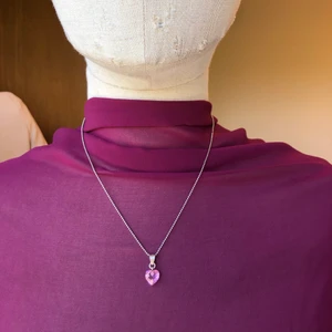 Hjärtpärlhalsband - Så fint 🥺 Storrensar mina smycken, kolla in i profilen och hitta sjukt snygga & trendiga smycken, ALLT läggs ut för 30kr så fyndaaa! 