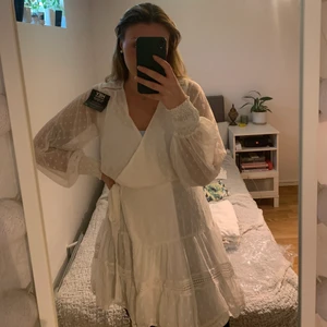 Vit klänning från Nelly  - Superfin klänning i spetstyg från Nelly i storlek 36. Superfin till studenten!! Har lapparna kvar då jag hittat en annan klänning så den här är aldrig använd💕 Nypris är 500