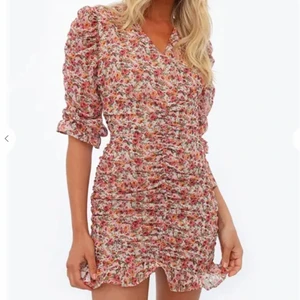 French Garden Bloom Dress Strl S - Vacker blommig klänning med v-ringning framtill och volanger nertill. Försluts med dold dragkedja i ryggen. Klänningen är helt ny och lapparna sitter kvar. Säljer den pga att den tyvärr är för stor för mig. Nypris 599,00 kr (har ingen egen bild med den på