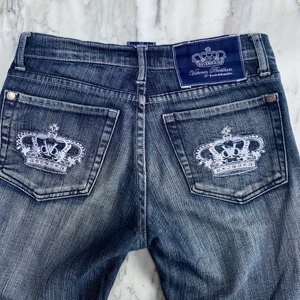 Victoria Beckham jeans🙌😍 - Säljer mina ursnygga Victoria Beckham jeans då dem inte används, super snygga verkligen och skicket är perfa! De säljs dyrt på både Plick och på bla Depop så buda från 200+frakt, buda med minst 15kr. Buden är exklusive frakt. Jeansen är i st 24, lowwaist å bootcut/straight. Midjemått: ca 70cm Innerbenslängd: ca 72,5 cm. Skulle säga att de passar nån som är ca 155-163 å har st 23/24 i jeans😸 Högsta bud: 500 + frakt. Om du vill köpa direkt, skriv ett pris till mig så diskuterar vi vidare där!❤️😄