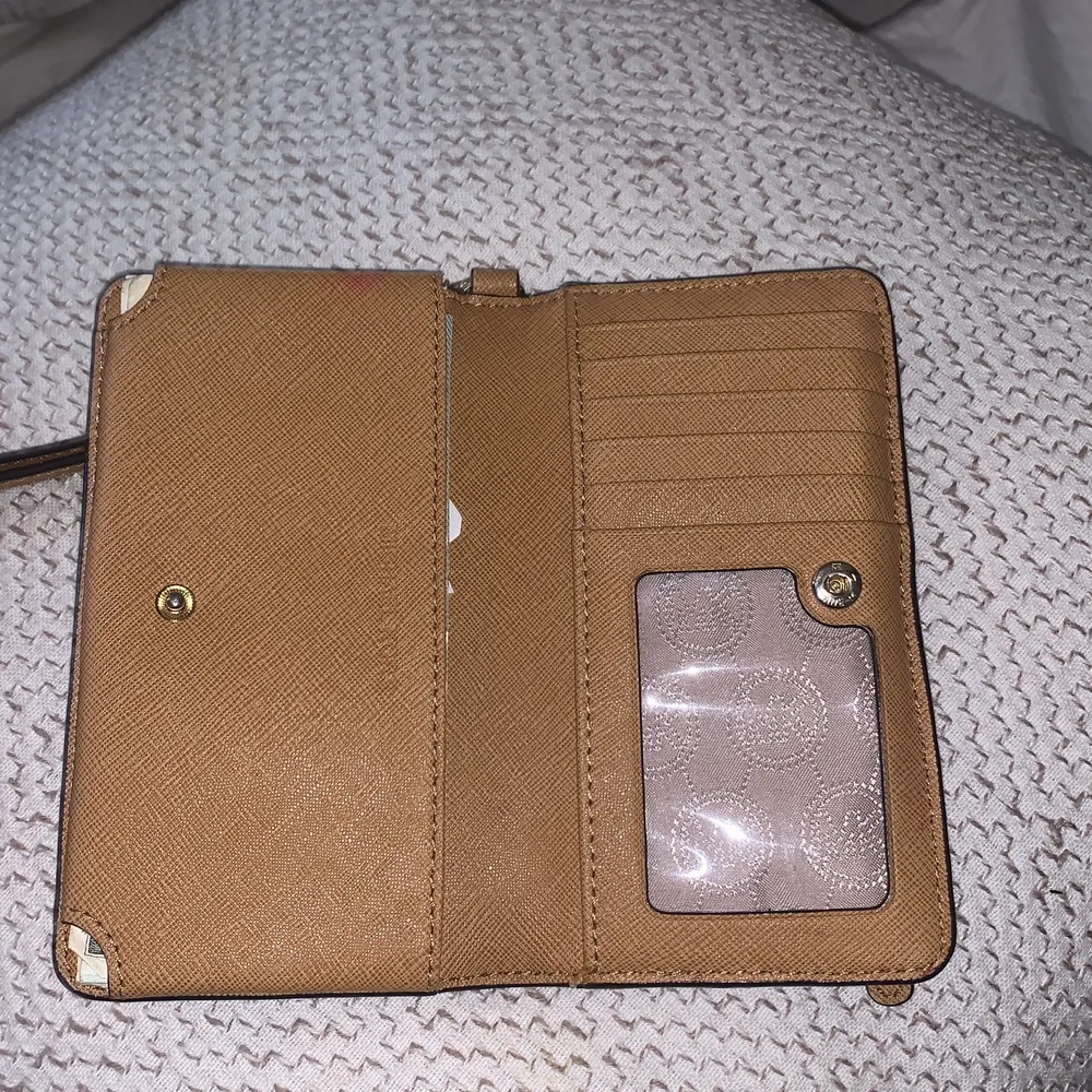 Säljer min äkta Michael Kors plånbok. Frakten ligger på 63kr☺️ Säljer billigt eftersom att jag vill bli av med den.. Accessoarer.