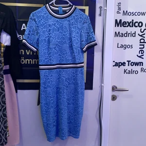 Sommar klänning  - Fin ny klänning använt en gång endast och ny tvättat. För fler info skriv privat!