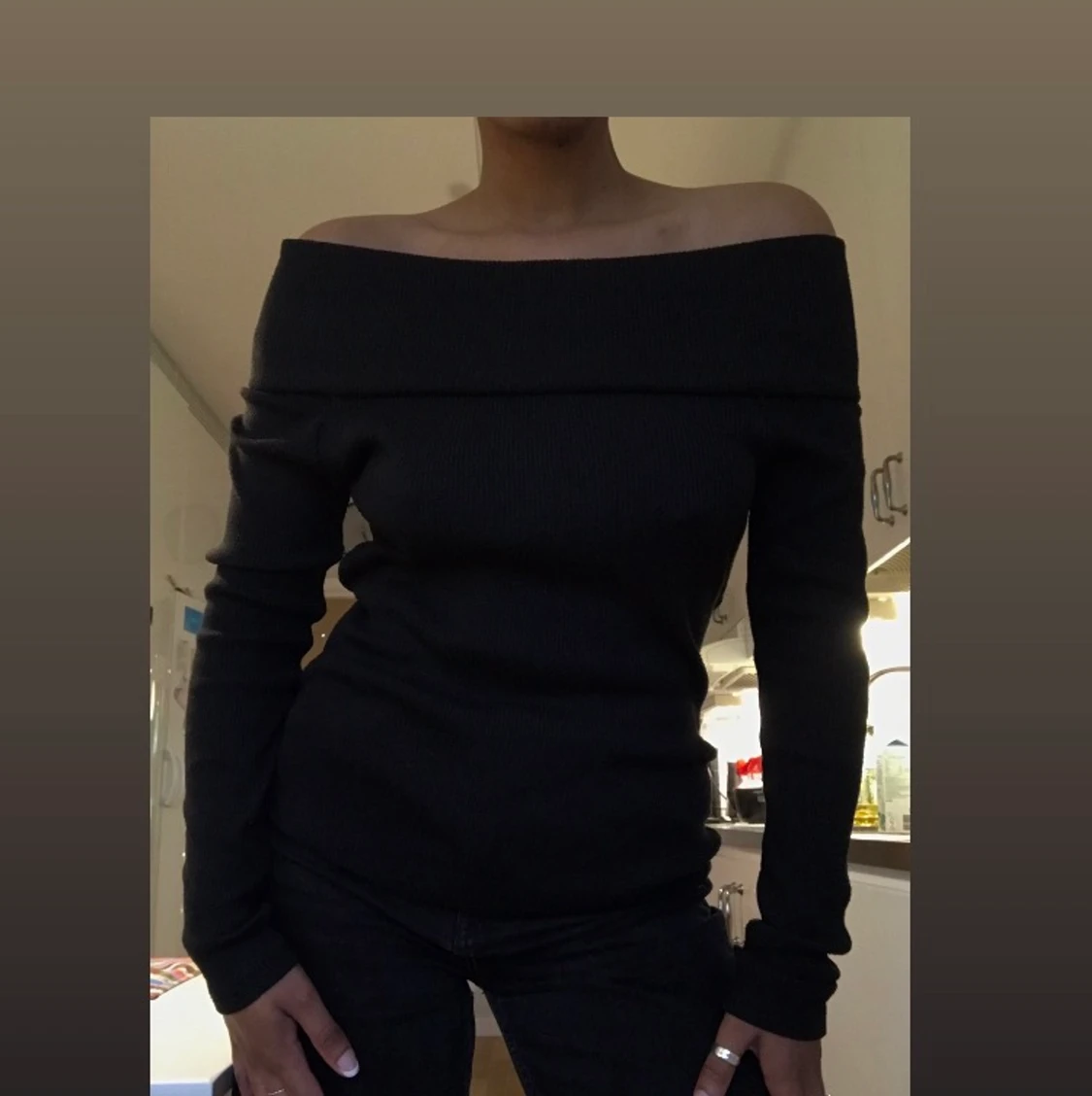 Svart off shoulders tröja