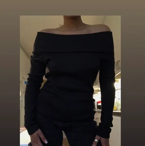 Svart off shoulders tröja - Denna supersköna tröja har nu gjort sitt hos mig och längtar efter dig!