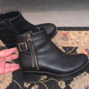 Skor - Använt ett få tal gånger men ändå ser dom nya ut 😄 