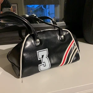 Väska - Säljer denna coola väska då den inte kommer t användning!