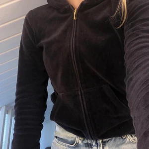 Juicy tröja  - Säljer min mörkblåa juicy tröja❤️Bra skick har mest bara använt den hemma, några få pärlor som har åkt av men inget man tänker på❣️har även lagt ut på byxorna till lite längre ner i mitt flöde❤️