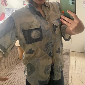 Silkes skjorta - Så snygg oversized skjorta! Prefekt nu till sommaren så fin och unik men kommer ej till användning längre!💖