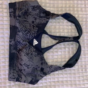 Ny adidas tränings bh storlek s  - Super snygg tränings bh från adidas använd en gång så i helt nyskick i storlek s