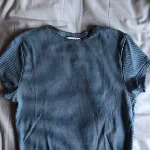 Söt blå kroppad t-shirt från Topshop som sitter lite tajtare.