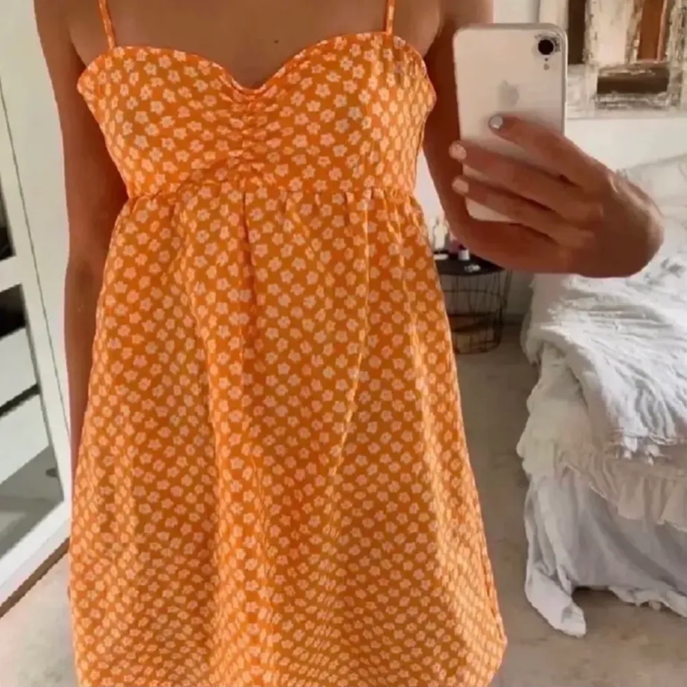 Jättefin orange klänning från H&M, säljer då jag inte använder den längre! 💕. Klänningar.