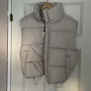 Väst  - Säljer denna oanvända väst med prislapp kvar från Bikbok! Nypris 400kr