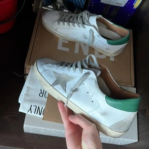 Golden Goose skor - Säljer min Golden Goose skor pågrund av fel storlek. Storleken är 43, de är aldrig använda. Köpta på EndClothing.Com