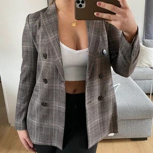 Blazer - En rutig blazer från hm, storlek 36, aldrig använd. Köparen står för frakten 