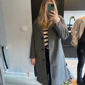 Grå kappa - Grå kappa från H&M i storlek S. Aldrig använd då jag redan har alldeles för mycket jackor