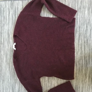 En vinröd stickad tröja som är V-ringad. - En stickad tröja som kommer från H&M, har använt den endast en gång. Betalning via Swish 
