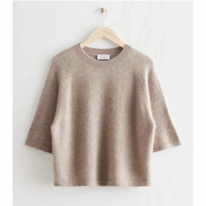 Stickad tröja - Superfin och mysig stickad tröja från otherstories. Köpt för några månader sedan men knappt använd, mycket bra skick. Frakt på 66 kr tillkommer vid köp, köparen står för frakten🙌❤️