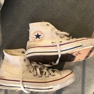Converse  - Köpt på Boozt.com . Behöver skrubbas rent på vissa ställen därav priset 🤍🤍 frakt 66kr spårbar