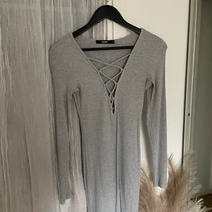 Grå klänning med nät  - Klänning 