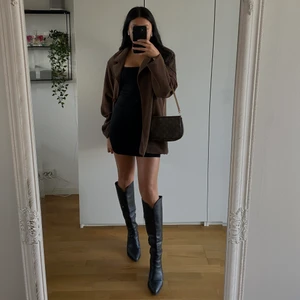 Brun kavaj/skjorta - Supersnygg oversized brun kavaj/skjorta🤎 så snygg över en klänning eller till ett par snygga byxor! 