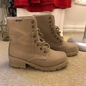 Kängor  - Beiga boots/kängor i bra skick, storlek 37. Märke Bullhead.