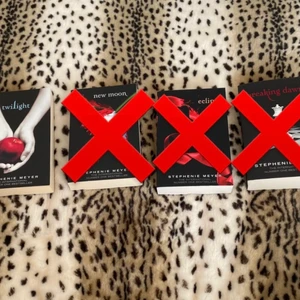 twilight  - Twilight, New moon, Eclipse & Breaking Dawn skrivna av Meyer Stephanie. 50kr/st och 180kr för alla 4. Olästa, i fint skick. Leverans går att diskutera kring, köparen står då för frakt.  ❌❌Endast twilight är tillgänglig ❌❌