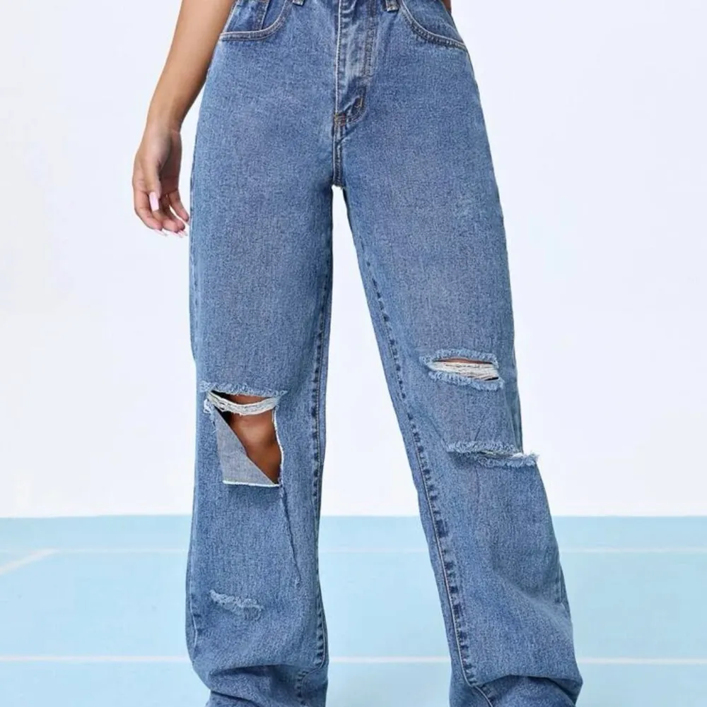 Vida blå jeans från shein! ❤️ säljer för dem är förstora och där av har jag bara använt dem nåra gånger! 💙👖. Jeans & Byxor.