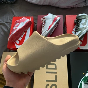 Yeezy slides Pure - Yeezy slide pure, helt nya, storlek 46 men passar dig med storlek 43/44, pris 1500 + frakt