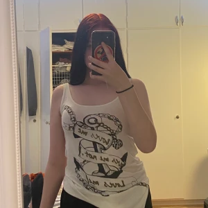 Vitt linne - Vitt linne med text på framsidan, lite genomskinlig, skön att ha på sig, aldrig använt den 