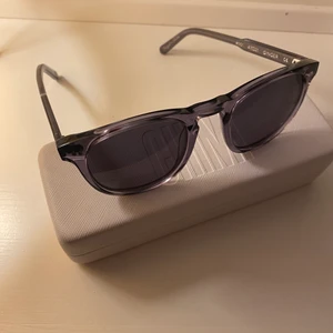 Chimi solglasögon  - Intressekoll på mina oanvända chimis! Är i modellen 001 färgen ginger med svart glas. Älskar modellen men har inte riktigt kommit till användning.. 🤍 nypris 1100kr men säljer för 600 utan defekter + fodral! Funkar på både kvinnor och män 