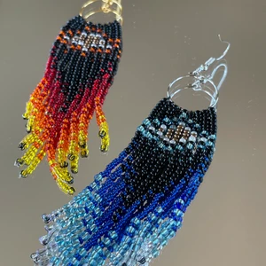 Seedbeed earrings  - Handgjorda ”seedbeed earrings” av glaspärlor (2mm stora!!). Lite längre modell som sitter assnyggt på 🤩🤩  ************************** Checka min profil där jag har en massa mer smycken utlagda!! Finns i flera färger och modeller:) Frakt ingår i priset, perfekta för dig som vill sätta en personlig prägel på stilen eller att ge bort i present ❤️‍🔥puss❤️‍🔥