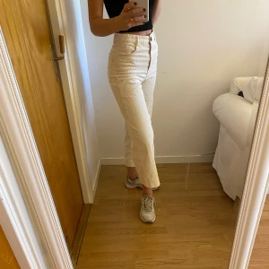 Manchesterbyxor  - Säljer nu ett par jättefina beigea manchesterbyxor som är lite kortare i modellen/culotte. De har endast använts 1 gång och är i nyskick! Byxorna är från H&M i storlek 36💘