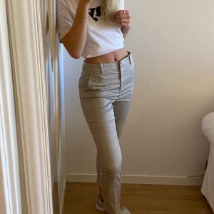 Ljusa rutiga kostymbyxor  - Säljer ett par rutiga ljusa kostymbyxor perfekta för vår-och sommaren! De kommer från H&M och har storleken 38, men skulle säga att de är ganska små i storleken! Byxorna är använda max 2-3 gånger och är i väldigt fint skick🥰