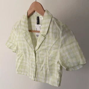 Skjort croptop  - En så fin helt oanvänd gripas skjorta. Perfekt nu till våren/sommaren då den är i lite tunnare material. Köparen står för frakten 🪴