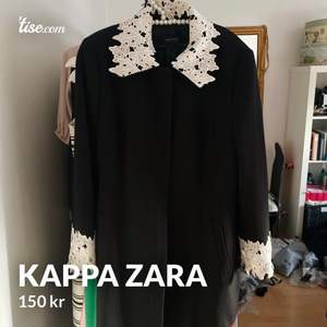 Säljer denna fina kappa från Zara då det inte riktigt är min stil längre. Liite mörk i kragen (se bild) därav pris.   Den är i L men jag är en XS och den sitter bra på mig. Köpte större för att de mindre storlekarna blev så kort i ärmarna.