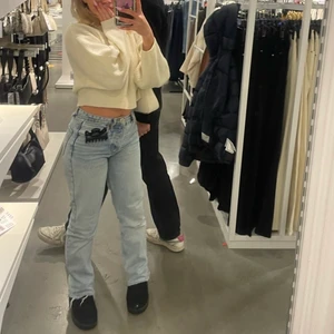 Zara midrise jeans - Slutsålda Zara jeansen som jag nu säljer då jag skaffat navelpercing, kontakta mig vid frågor (är lätt att få tag på) Frakt = 66kr