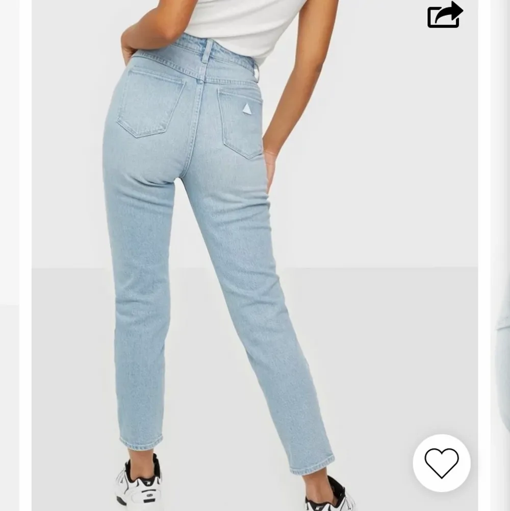Ett par helt nya Abrand jeans ifrån nelly. Oanvända. Storlek 36/38. Köpta för 899 men säljer nu för 350kr. 79kr frakt. Skriv för fler bilder . Jeans & Byxor.