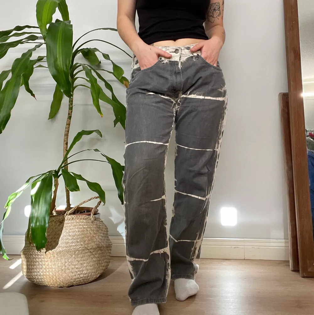 Blekta Levis jeans, köpta secondhand och blekta av mig, mycket bra skick 🖤🤍. Jeans & Byxor.