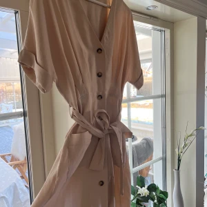 Klänning från chiquelle - Klänning från Chiquelle. Väldigt fin nu till sommaren.  Frakt tillkommer!❤️